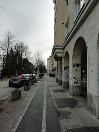 Bernolákova ulica - podlúbie z travertínu, bohužiaľ neuniklo pozornosti sprayerov