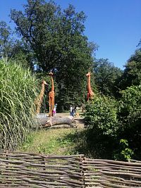 žirafy z dreva sú tiež zaujímavé a pútajú pozornosť nielen deti