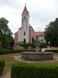 kostol s fontánou
