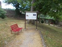 v parku sa nachádzajú infopanely informujúce o histórii hradu