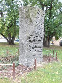 pomník bratrom Čapkovým z roku 1995