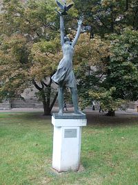 socha z roku 1979 od Jiřího Kryštůvka