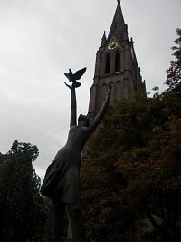 socha vedľa kostola sv. Ludmily