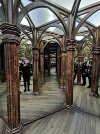 zrkadlá vytvárajú obraz nekonečných gotických chodieb