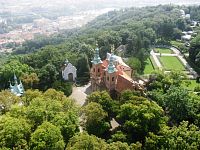 pohľad z Petřínské rozhledny na kostol sv. Vavřince a oproti nemu sú vidieť vežičky bludiska
