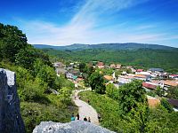 pohľad na dedinu z vyhliadky, chodník plný turistov