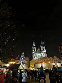 vianočné trhy s vysvieteným Týnským chrámom - 2019