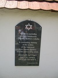 múr s pamätnou doskou a menami nepreživších Židov v II. svet. vojne