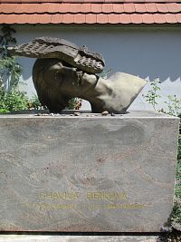 busta na pamiatku Chavivy Reikovej