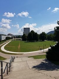 pohľad na park a hotel LUX