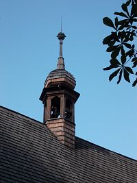 vežička pokrytá ako aj strecha kostola škridlou