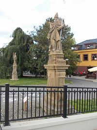 dve sochy, neďaleko pivovaru - sv. Libor a sv. Florian