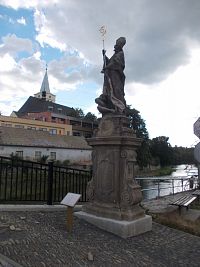 socha sv. Vendelína na druhej strane pred vstupom na most