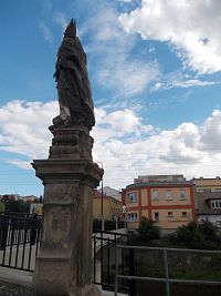 socha a pohľad k centru mesta