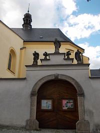 brána so sochami Krista, sv. Petra, sv. Pavla a vázami