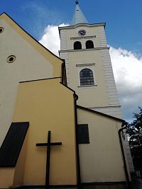 misijný kríž a veža kostola