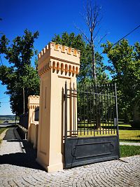 brána s murovanými hranolovými vežičkami s cimburím