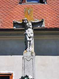 kríž pred budovou