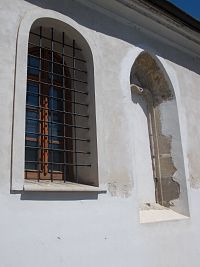 pôvodné a v 18. storočí klasicky upravené okná