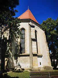 presbytérium s gotickými oknami s vitrážou