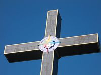 horná časť kríža - 5 farebných holubíc, predstavujúcich 5 svetadielov