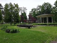 kruhový altánok v parku a oddychová zóna s lavičkami