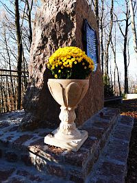 kameň a váza s kvetmi