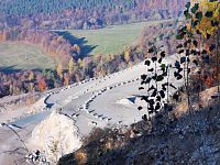 kameňolom - veľké kamene mapujú cestu, po ktorej v čase púte autobusy vyvážajú veriacich na horu Budkov