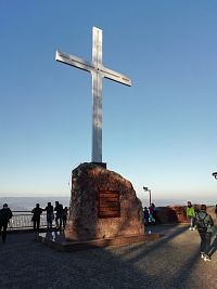 kríž  a vyhliadka z ktorej je vidieť kameňolom, Váh, diaľnicu a Biele Karpaty
