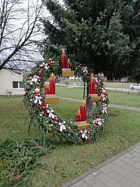 adventný veniec v Kolačíne pred kultúrnym domom