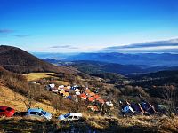 obec Vršatecké Podhradie a Strážovské vrchy a Súľovské skaly v diaľke