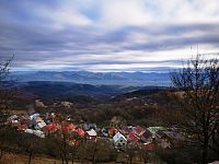 Vršatecké Podhradie a Strážovské vrchy na druhej strany doliny, ktorou preteká rieka Váh