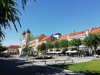 pohľad na námestie s piaristickým kostolom sv. Frantisška Xaverského s kláštorom