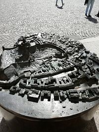 bronzový model mesta od miestneho adakemického sochára Igora Mosnu
