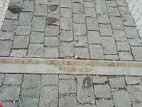 označenie miesta kde stála obranná veža - Horná brána mestského opevnenia - pred rokom 1412 - tento nápis sa tu objavil po rekonštrukcii námestia