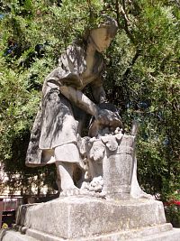 socha ženy od akademického sochára Ľudovíta Gogu, hlohoveckého rodáka