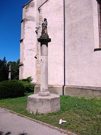 socha sv. Rocha pri južnom múre kostola
