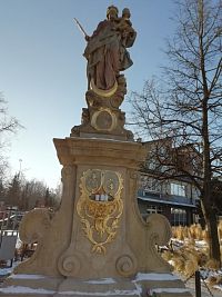 vynovená socha Panny Márie s dieťaťom