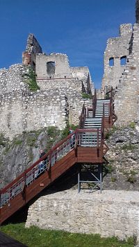 schodisko vedúce na horný hrad