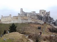 prístupová cesta na hrad a pohľad na hrad