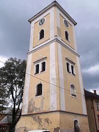 veža s hodinami a oknami