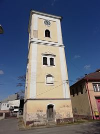 vchod do veže, nad ním letopočet 1959