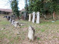 pomníčky a múr cintorína