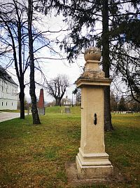 pohľad na všetky tri pamiatky od praniera, vľavo pamätník padlým a oproti na vŕšku Ján Nepomucký