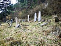 niektoré pomníčky sú naklonené, tie na vrchu cintorína pomerne nepoškodené
