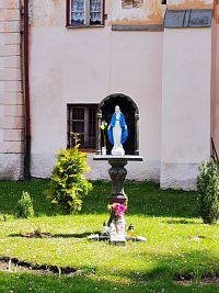 socha pri kostola