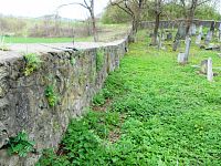 ohradný kamenný múr okolo celého cintorína