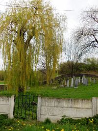 pohľad na cintorín ukrytý za múrom