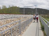 odchádzame z novej železničnej zastávky Nosice smer nový železničný tunel Diel