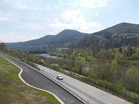 pohľad z mosta na cestu vedúcu z Púchova do kúpeľov Nimnica a pokračujúcu do Považskej bystrice